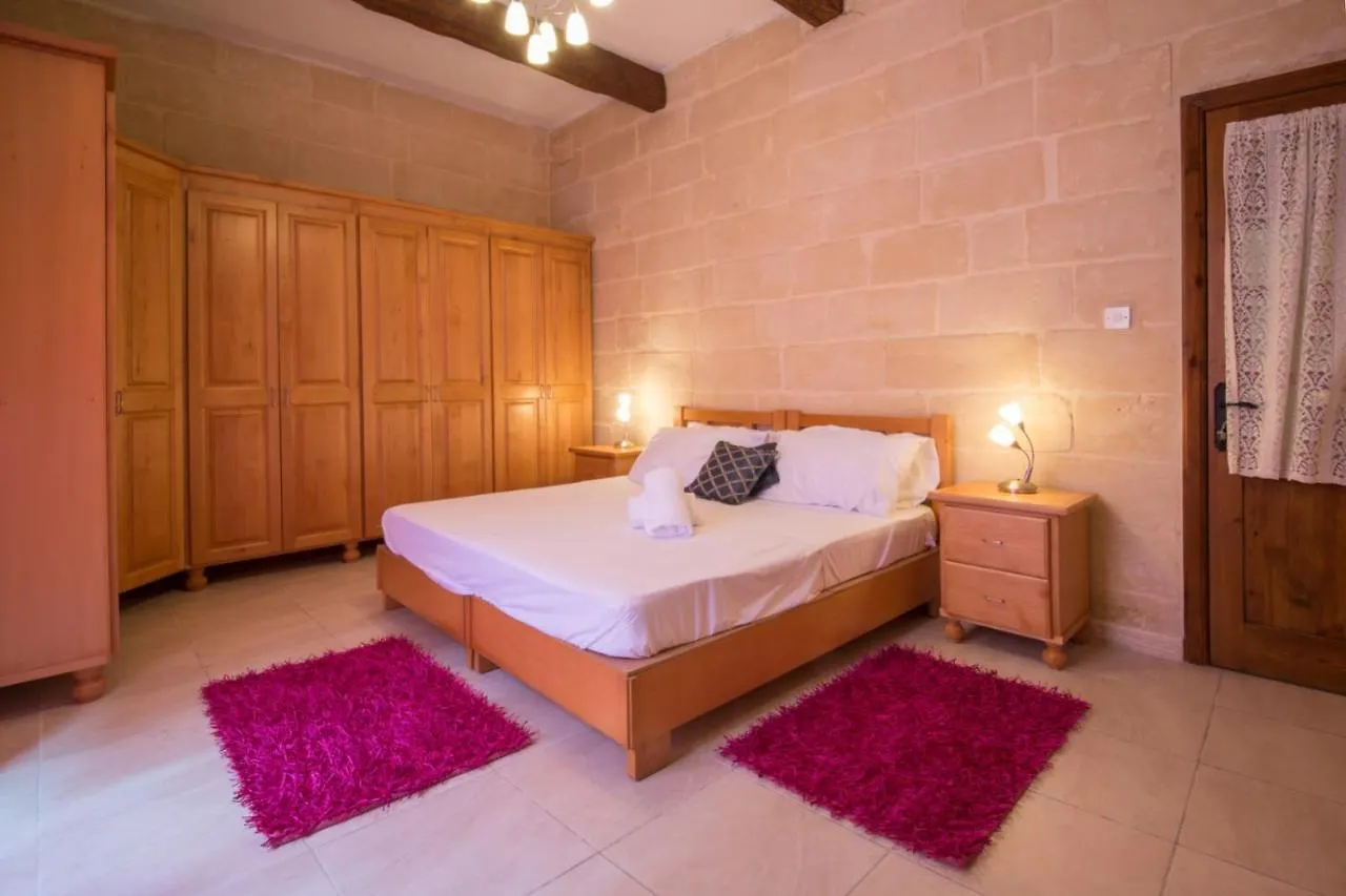 Valletta Grand Central 0*,